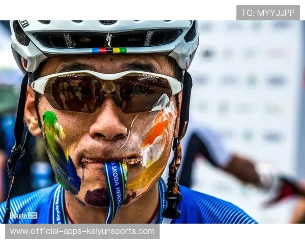 自行车赛主裁判被选手喷泥喷成花脸